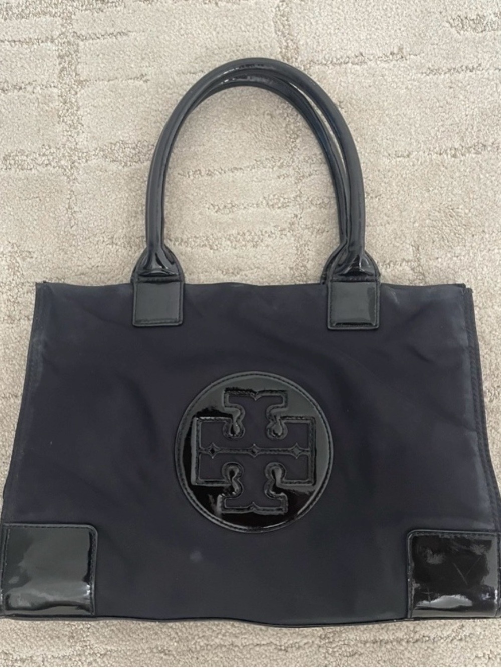 Tory Burch
TORY BURCH ELLA TOTE
•BLACK LOGO
•SHOULDER PURSE
•NYLON PATENT TRIM